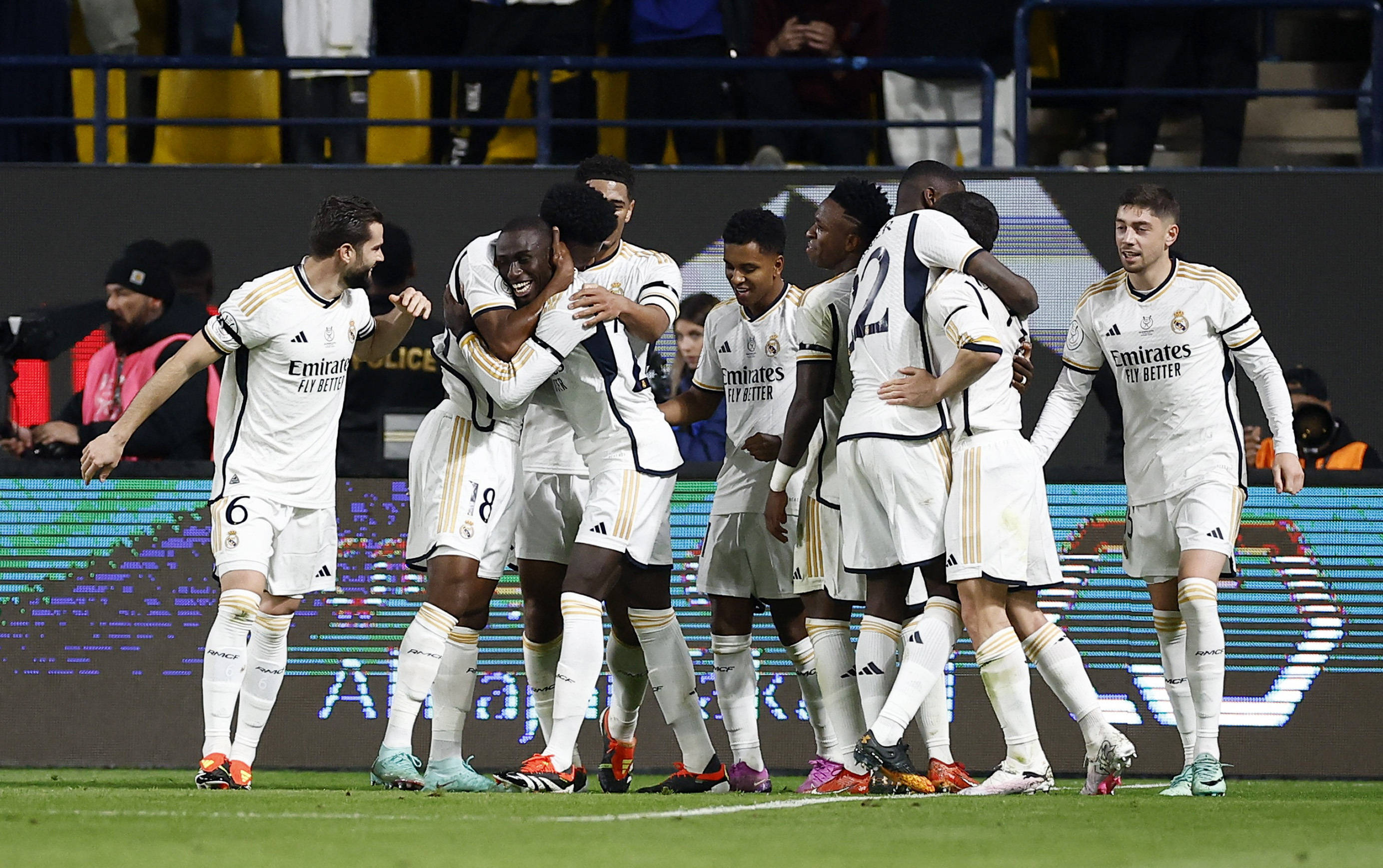 巴塞罗那迎荷甲关键赛；窗口期豪取连胜；球迷炸锅；年轻球员得到机会的简单介绍