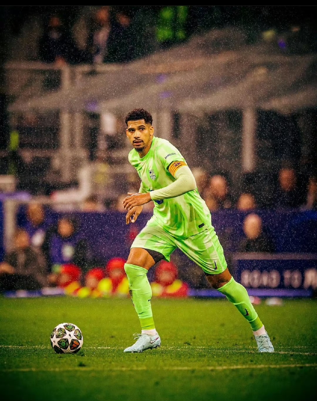 巴塞罗那迎荷甲关键赛；窗口期豪取连胜；球迷炸锅；年轻球员得到机会的简单介绍