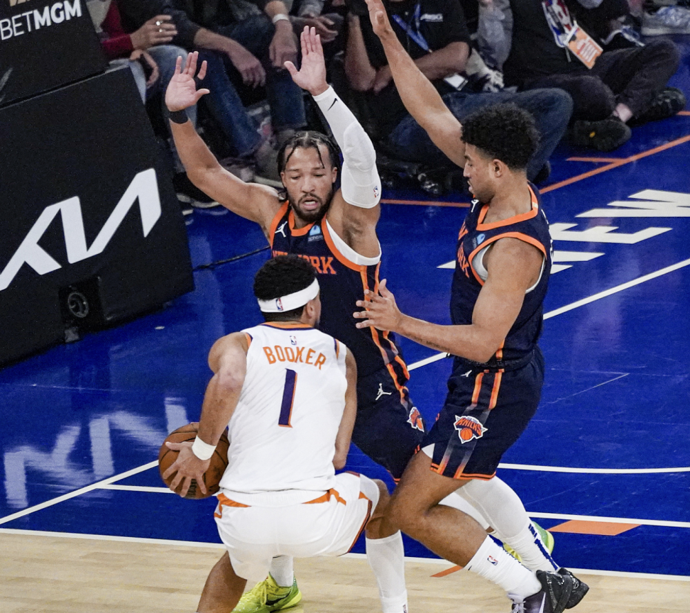 纽约尼克斯迎NBA常规赛关键赛，窗口期绝杀压哨，压力陡增，团队化学反应显著的简单介绍