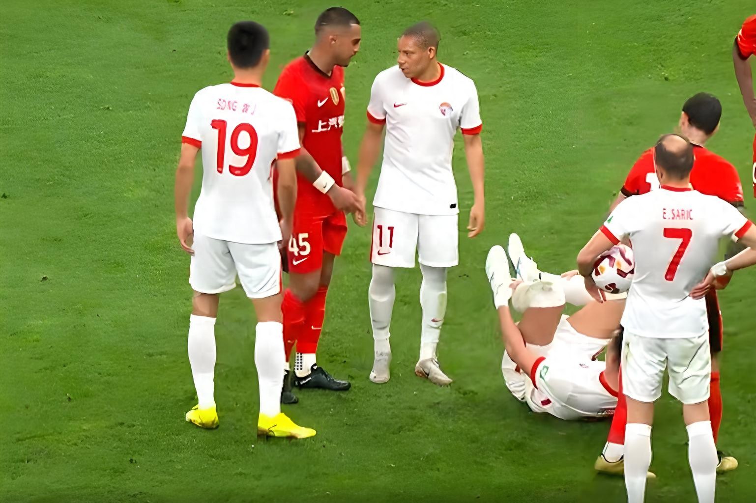 包含风云突变！上海海港关键时刻主帅复盘，意大利杯版图或变，媒体盛赞，医务组通报恢复的词条