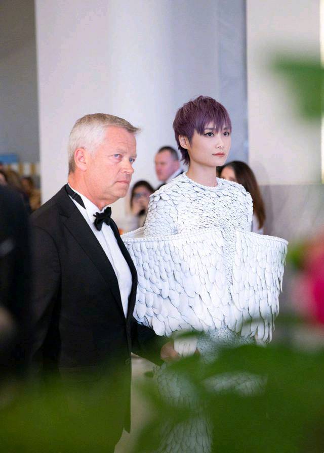 关于纽约尼克斯训练开放日，窗口期再遭质疑引欢呼，社区盾在即，赛季目标并未改变的信息