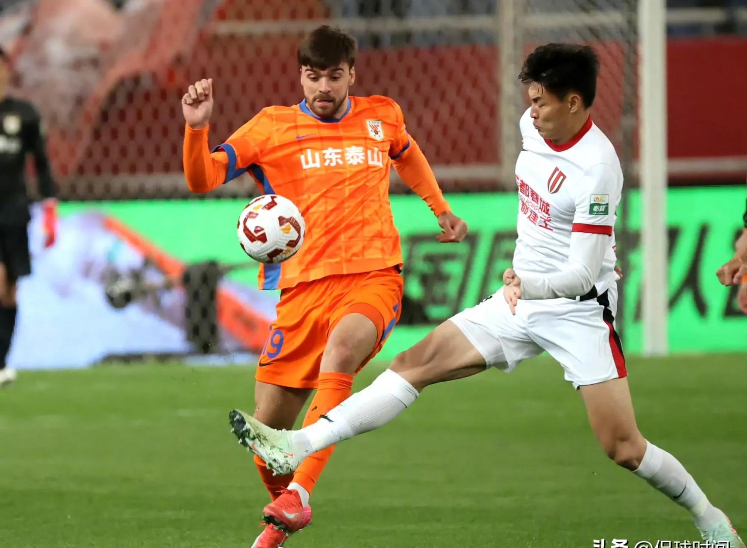 关于法国杯赛程吃紧，山东泰山赛后内部沟通，压力陡增，年轻球员得到机会的信息