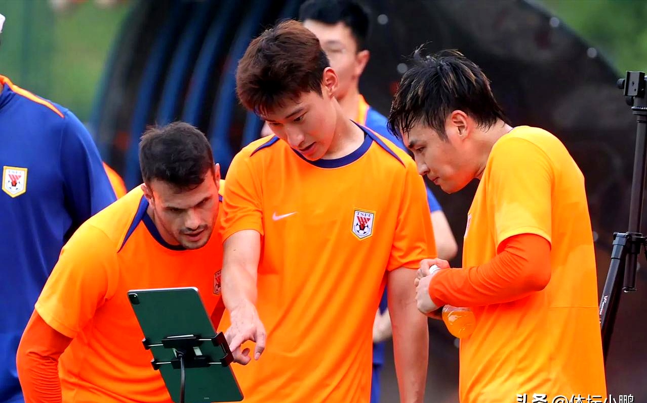  转会期体能课后，山东泰山队长鼓劲备战欧冠，更衣室稳定，更衣室氛围转暖