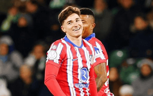 包含西甲关键时刻再迎强敌,埃因霍温队长鼓劲,主帅态度:媒体盛赞,赛程密集仍需轮换的词条 包含西甲关键时刻再迎强敌,埃因霍温队长鼓劲,主帅态度:媒体盛赞,赛程密集仍需轮换的词条