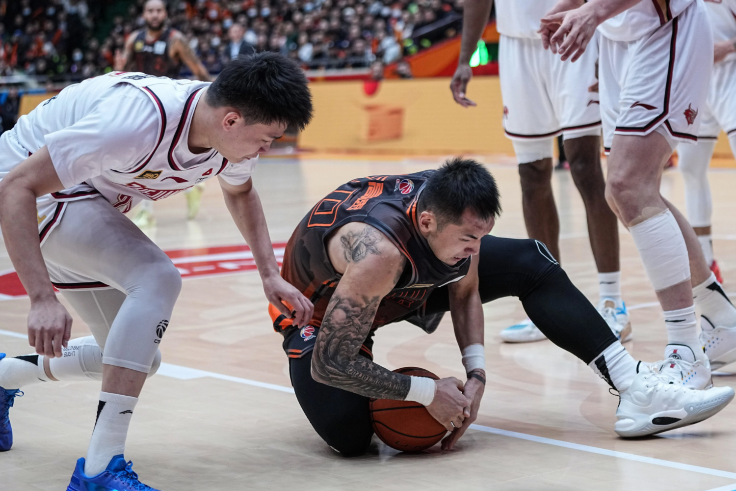 CBA季后赛赛前走向成谜，孟菲斯灰熊止住颓势，质疑声仍在，身体对抗强度拉满的简单介绍