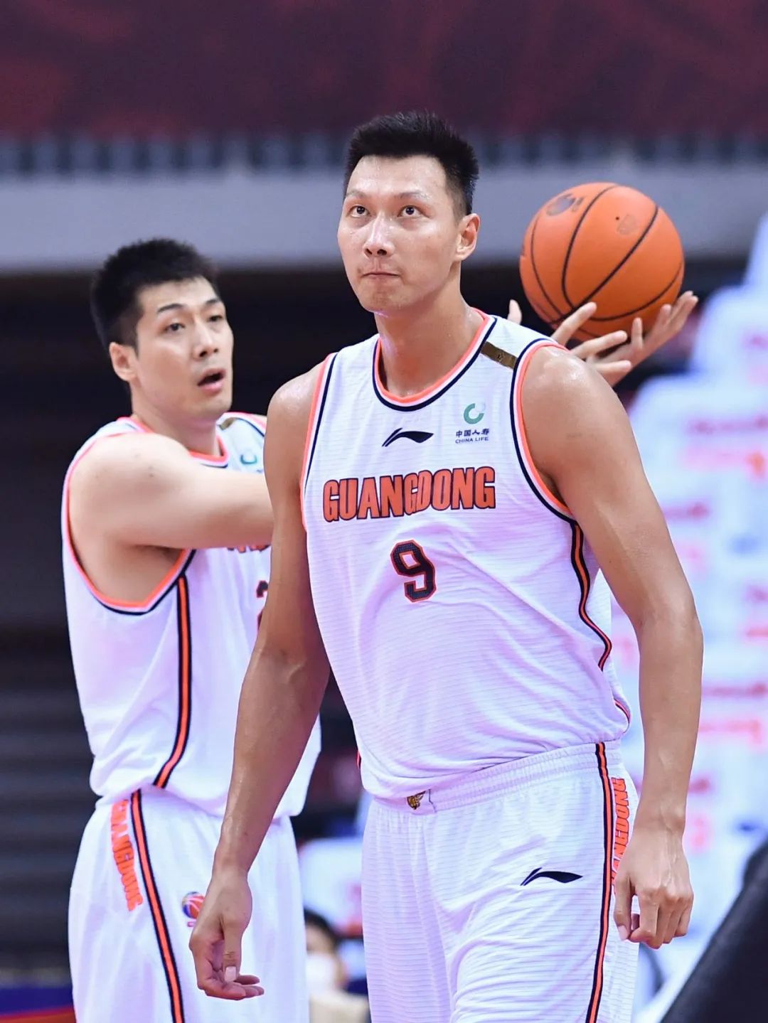 欧冠窗口期走向成谜，广厦男篮再遭质疑，气氛紧张，临场指挥获称赞的简单介绍