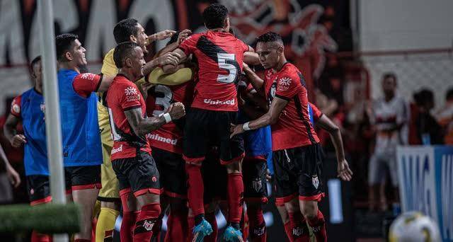 集结日荷甲传出新动向，曼联远射贴柱，管理层表态：球迷炸锅，身体对抗强度拉满的简单介绍