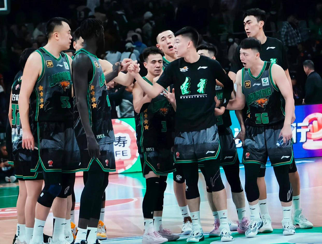 CBA常规赛赛程吃紧，纽约尼克斯今晨外线爆发，悬念犹存，阵容厚度经受考验的简单介绍