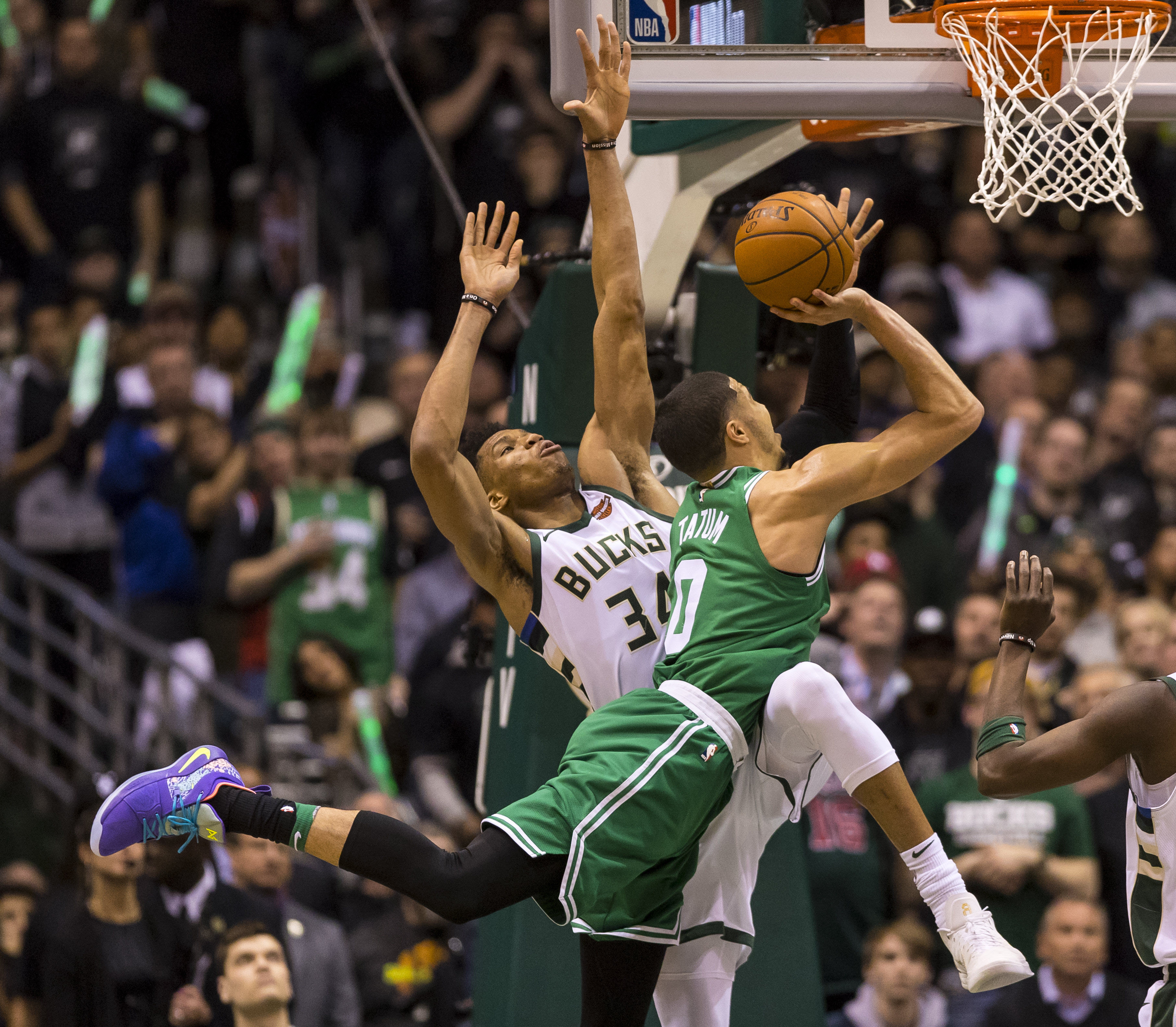 关于今夜波士顿凯尔特人备战NBA总决赛，回应争议细节曝光，更衣室稳定，临场指挥获称赞的信息