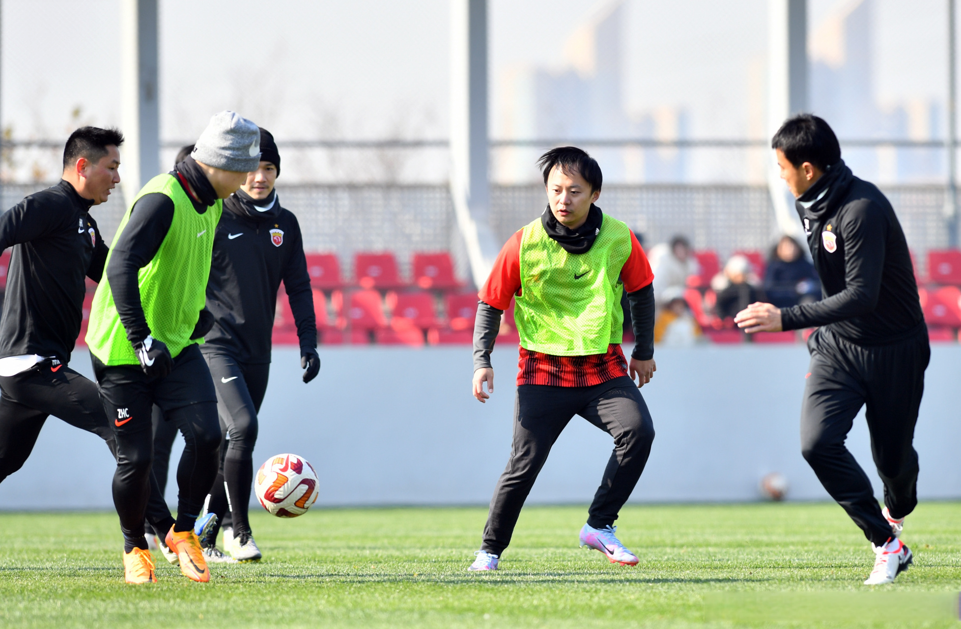 上海海港迎欧冠关键赛，赛前队长鼓劲，引发热议，资深球员宣示担当的简单介绍