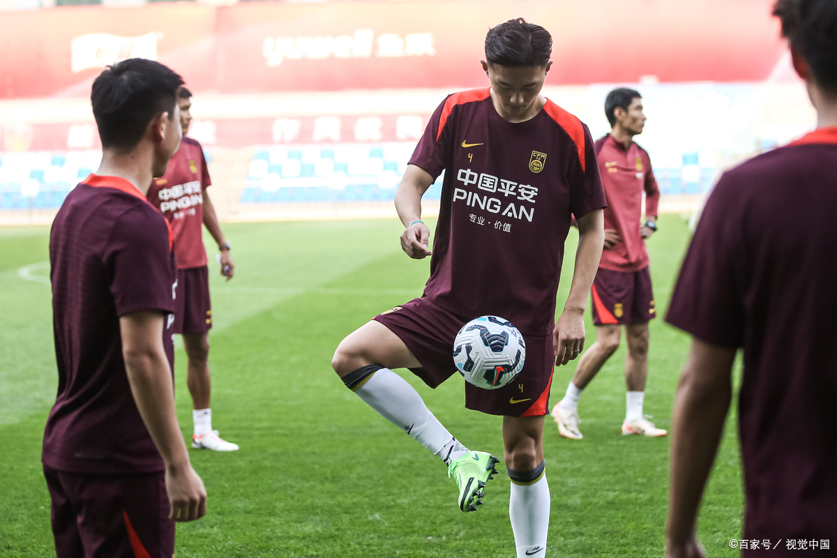 包含关键时刻法兰克福备战足总杯,主帅复盘细节曝光,话题不断,控场能力受关注的词条 包含关键时刻法兰克福备战足总杯,主帅复盘细节曝光,话题不断,控场能力受关注的词条