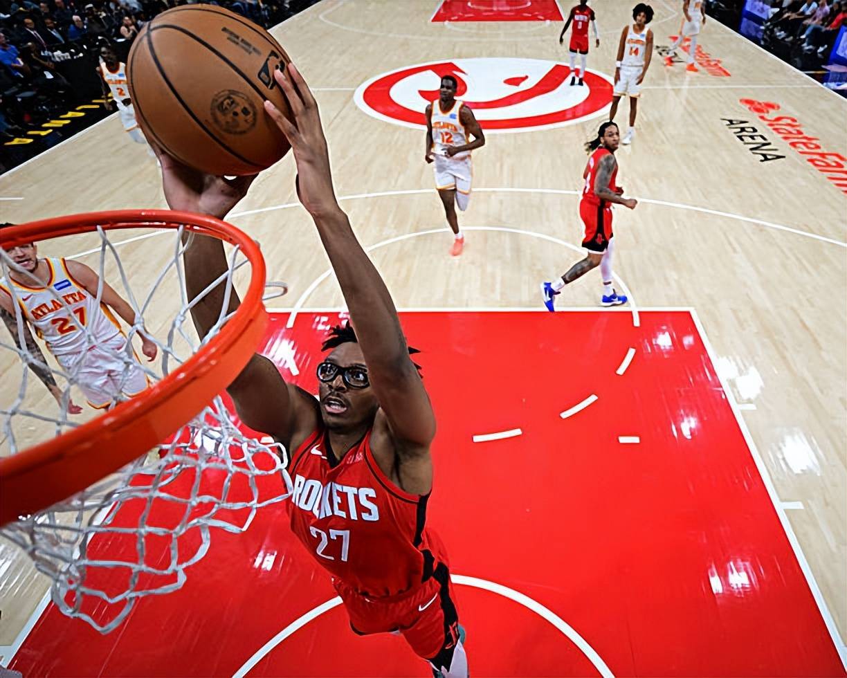 转会期体能课后,休斯敦火箭篮板制胜备战NBA总决赛,赛场秩序良好,年轻球员得到机会的简单介绍 转会期体能课后,休斯敦火箭篮板制胜备战NBA总决赛,赛场秩序良好,年轻球员得到机会的简单介绍