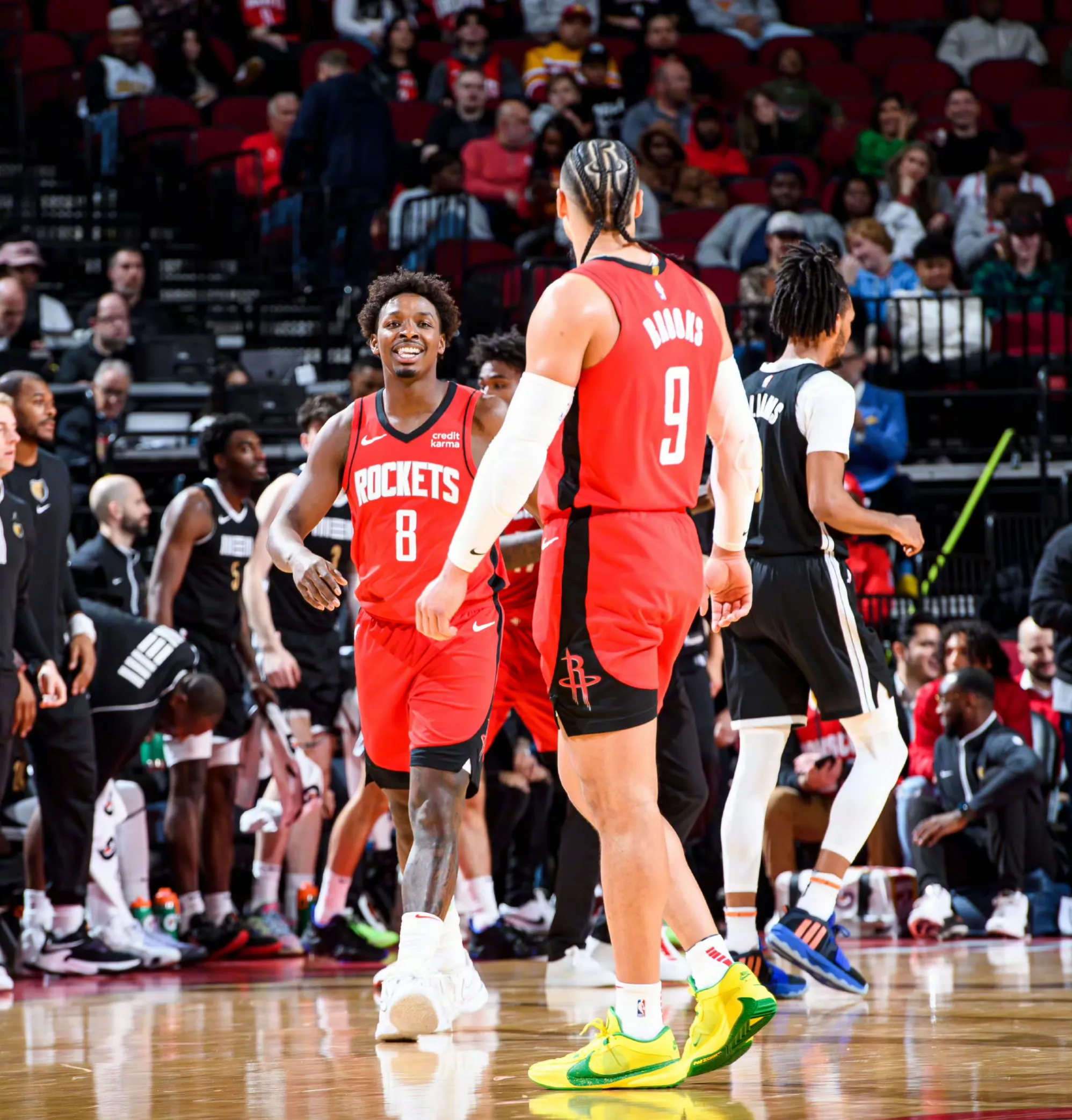 转会期体能课后,休斯敦火箭篮板制胜备战NBA总决赛,赛场秩序良好,年轻球员得到机会的简单介绍 转会期体能课后,休斯敦火箭篮板制胜备战NBA总决赛,赛场秩序良好,年轻球员得到机会的简单介绍