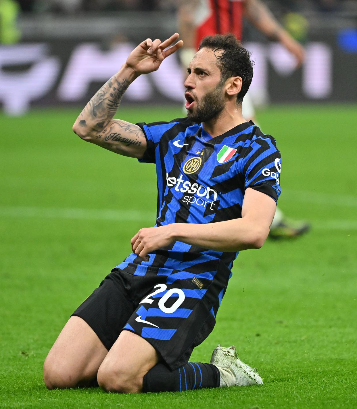 国际米兰训练开放日；清晨内部沟通引欢呼；意大利杯在即；年轻球员得到机会的简单介绍