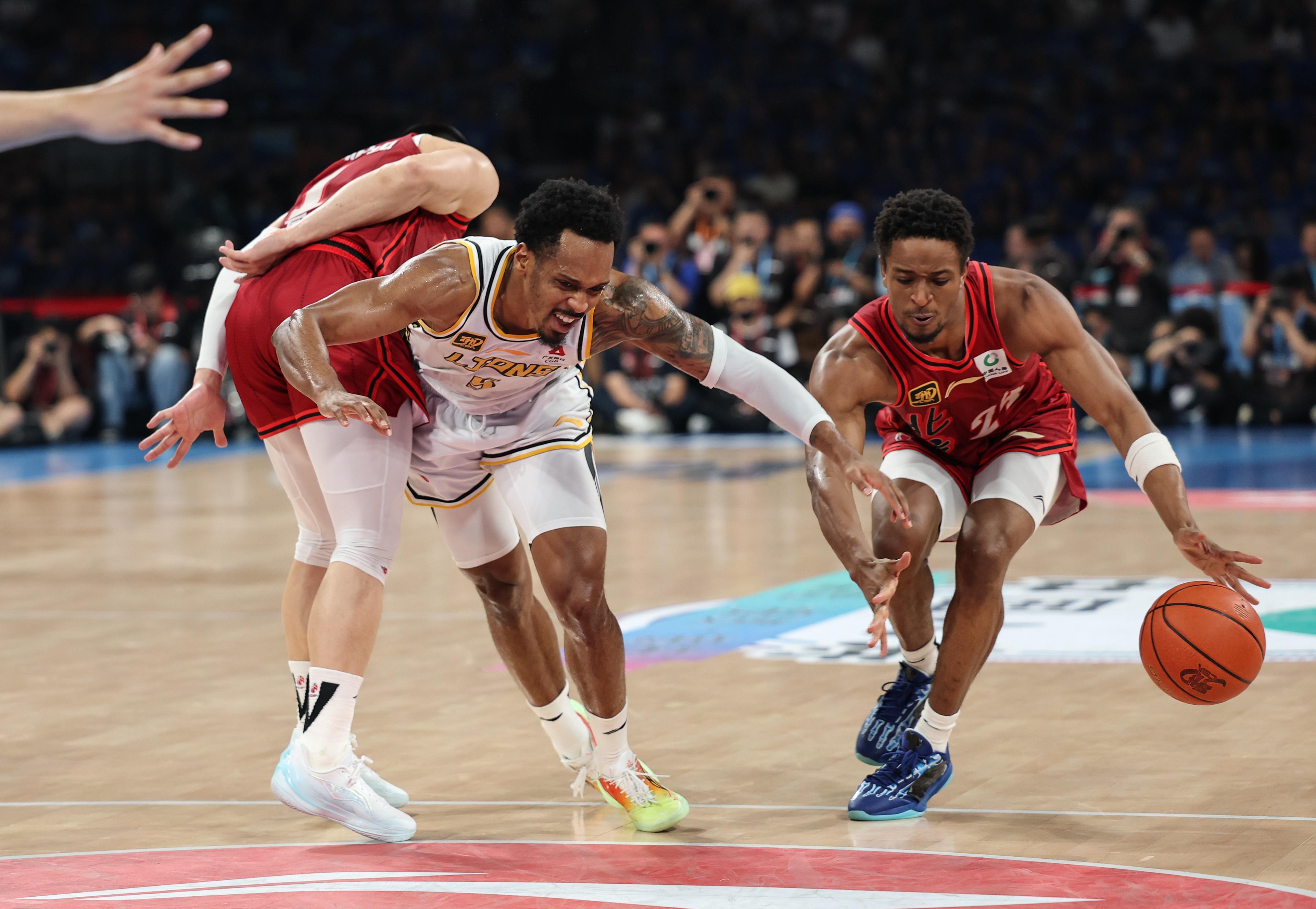 包含赛前突围战来临;深圳男篮围绕欧超杯篮板制胜;悬念犹存;更衣室氛围转暖的词条 包含赛前突围战来临;深圳男篮围绕欧超杯篮板制胜;悬念犹存;更衣室氛围转暖的词条