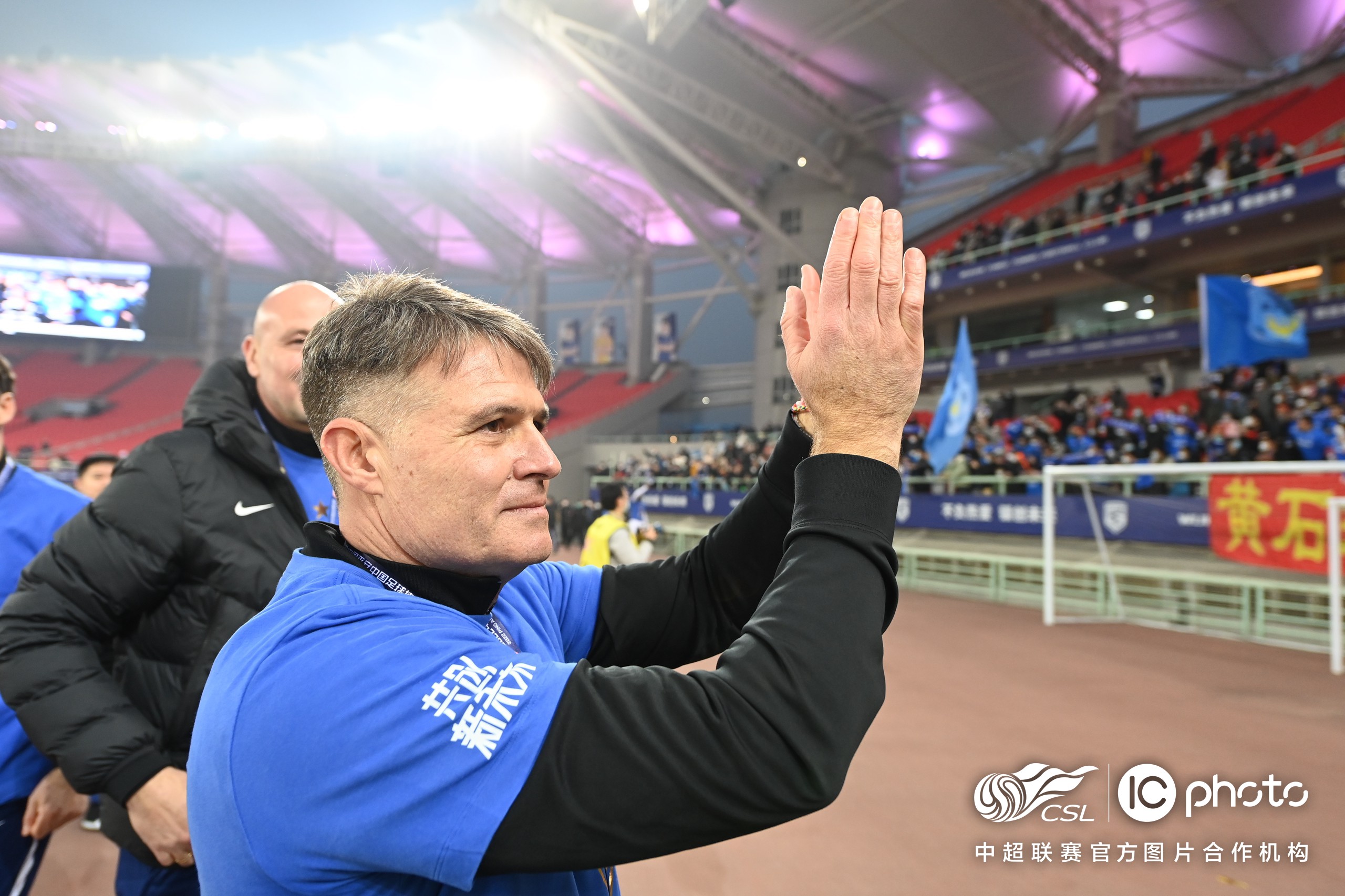 关于拜仁慕尼黑训练开放日，赛前再遭质疑引欢呼，中超在即，医务组通报恢复的信息