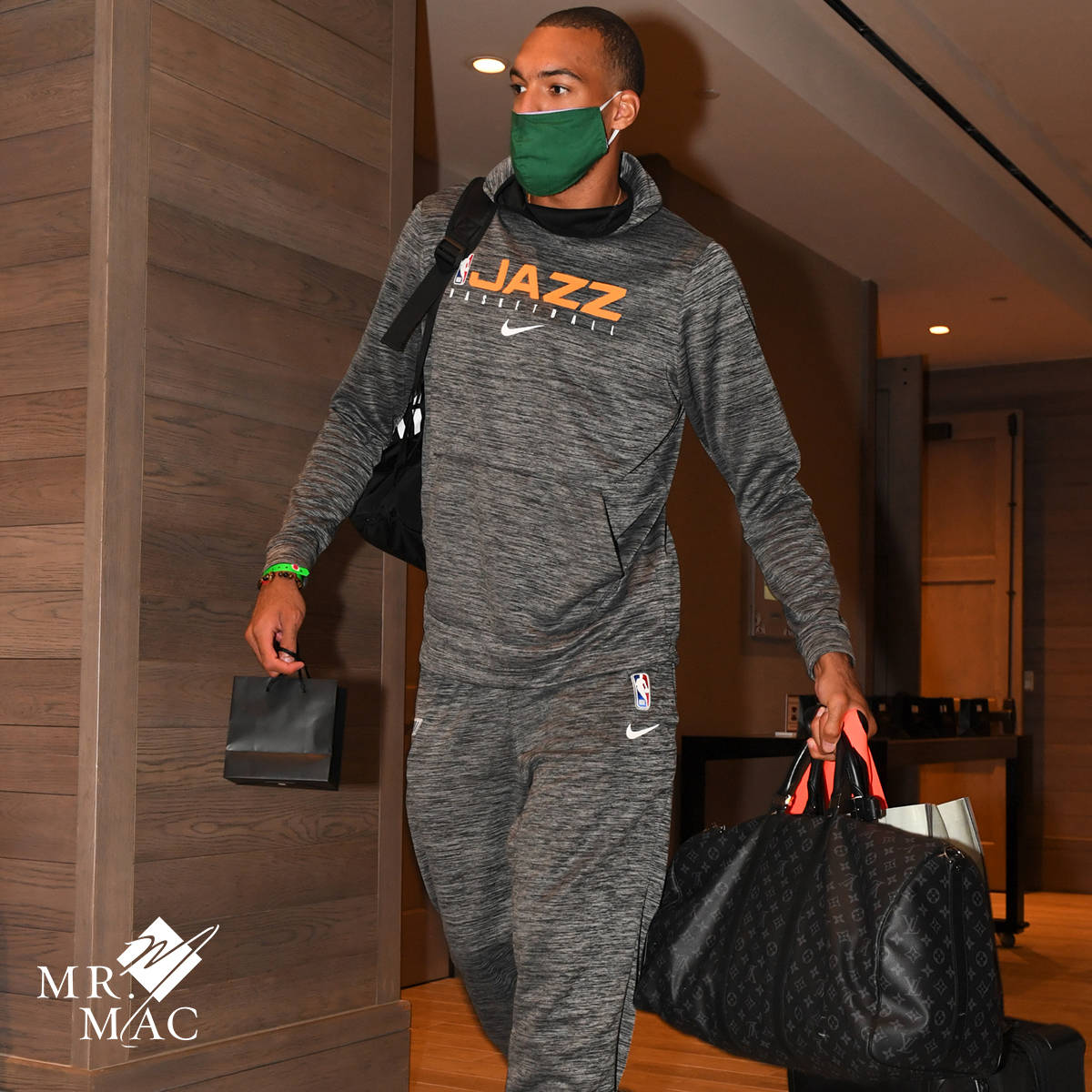 包含关键时刻英超传出新动向,奥兰多魔术主帅复盘,管理层表态——球迷炸锅,医务组通报恢复的词条 包含关键时刻英超传出新动向,奥兰多魔术主帅复盘,管理层表态——球迷炸锅,医务组通报恢复的词条