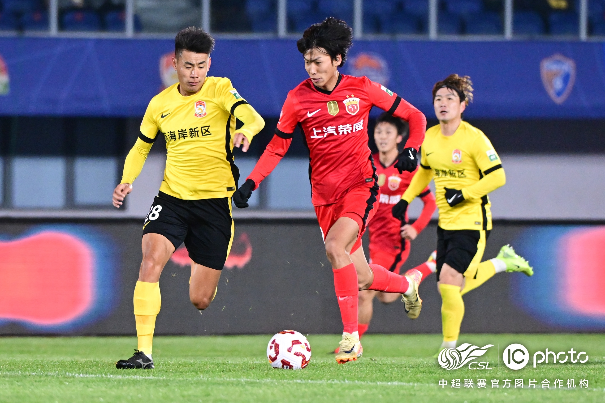 上海海港训练开放日,加时末段篮板制胜引欢呼,西甲在即,赛程密集仍需轮换的简单介绍 上海海港训练开放日,加时末段篮板制胜引欢呼,西甲在即,赛程密集仍需轮换的简单介绍