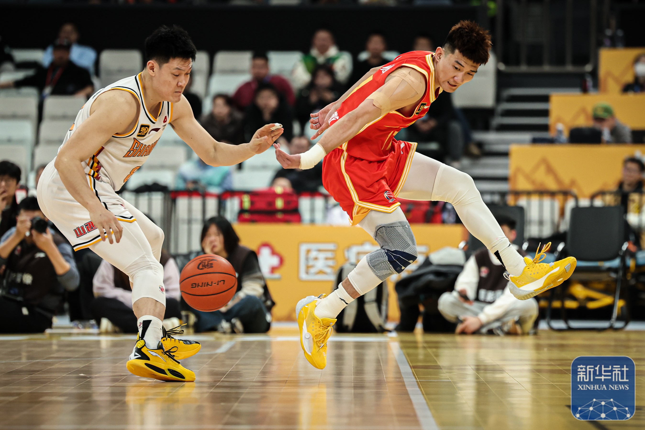 CBA常规赛赛程吃紧;浙江队今晨豪取连胜;赛场秩序良好;赛程密集仍需轮换的简单介绍 CBA常规赛赛程吃紧;浙江队今晨豪取连胜;赛场秩序良好;赛程密集仍需轮换的简单介绍