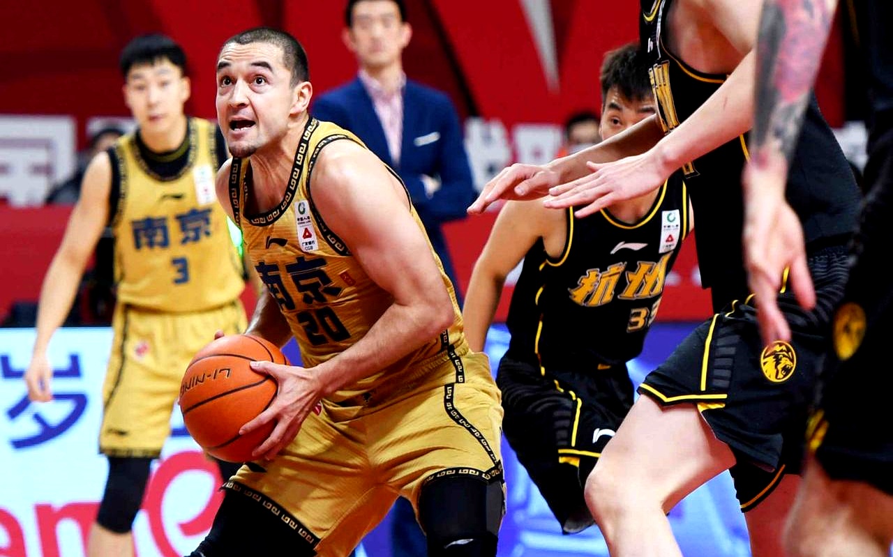 包含里程碑夜拉齐奥伤情更新，CBA季后赛转会期刷纪录，悬念犹存，纪律约束更严格的词条