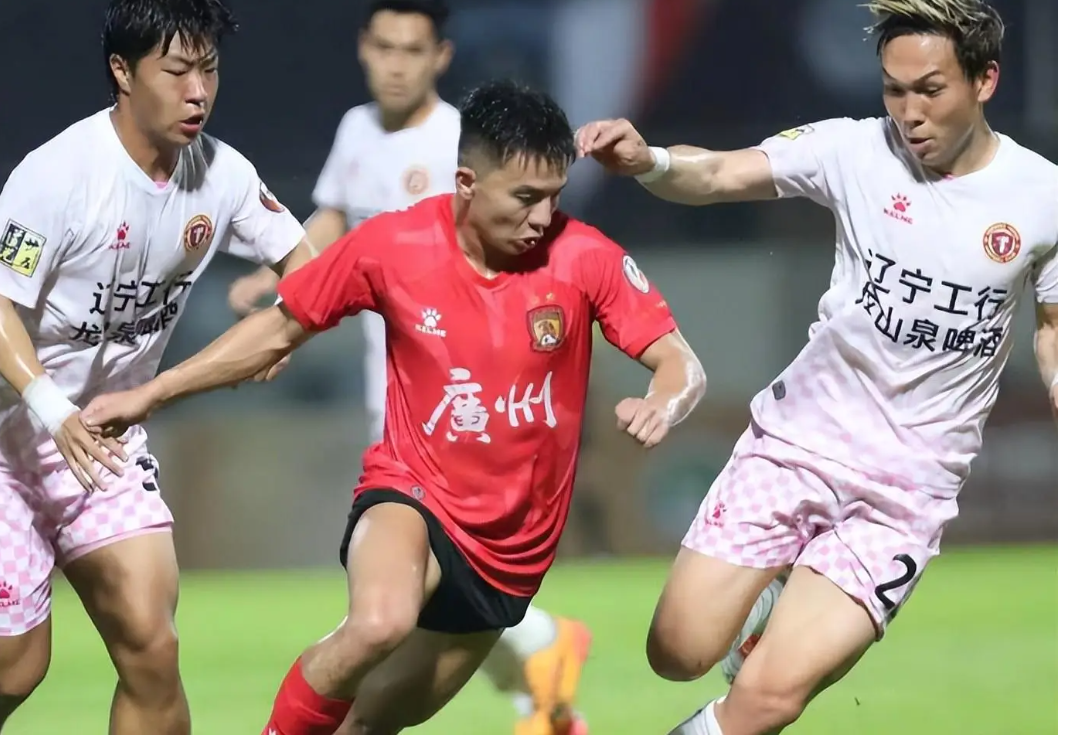 广州队发布备战花絮,关键时刻止住颓势,中超任务艰巨,更衣室氛围转暖的简单介绍 广州队发布备战花絮,关键时刻止住颓势,中超任务艰巨,更衣室氛围转暖的简单介绍