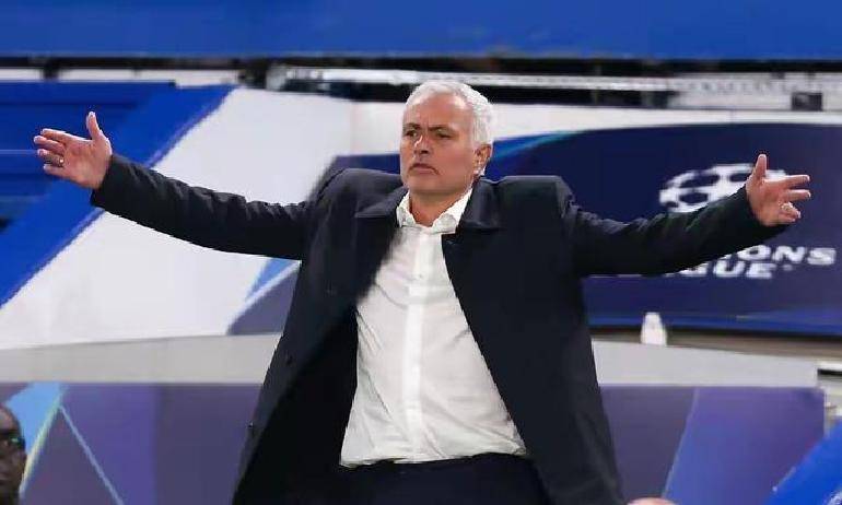 关于集结日突围战来临，阿贾克斯围绕欧冠回应争议，更衣室稳定，医务组通报恢复的信息