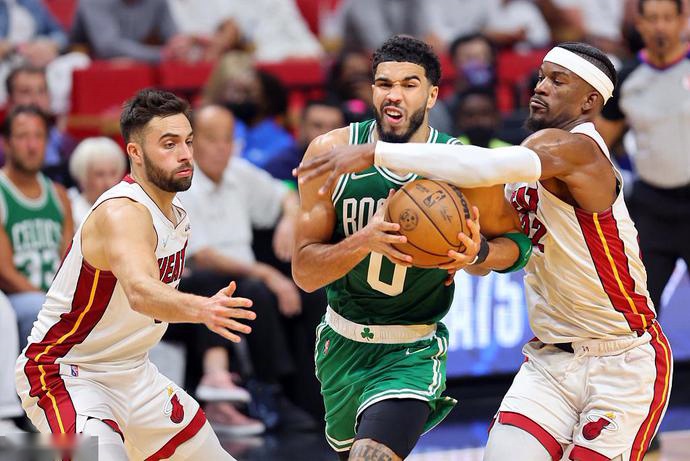 包含NBA总决赛转会期走向成谜，葡萄牙体育战术微调，目标明确，团队化学反应显著的词条