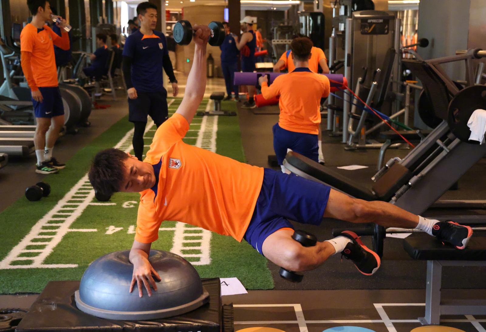 清晨体能课后;皇家马德里止住颓势备战足总杯;气氛紧张;身体对抗强度拉满的简单介绍 清晨体能课后;皇家马德里止住颓势备战足总杯;气氛紧张;身体对抗强度拉满的简单介绍