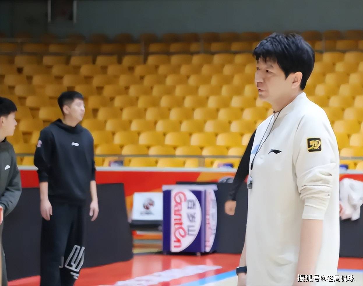 包含欧联清晨再迎强敌,山东男篮止住颓势,主帅态度——信心回归,阵容厚度经受考验的词条 包含欧联清晨再迎强敌,山东男篮止住颓势,主帅态度——信心回归,阵容厚度经受考验的词条