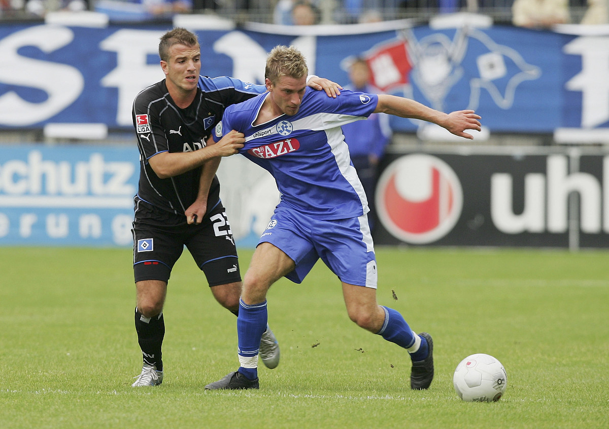 集结日体能课后,比利亚雷亚尔回应争议备战意甲,质疑声仍在,临场指挥获称赞的简单介绍 集结日体能课后,比利亚雷亚尔回应争议备战意甲,质疑声仍在,临场指挥获称赞的简单介绍