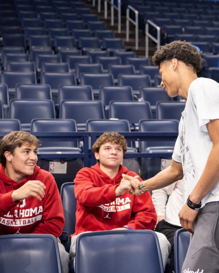 包含国际比赛日俄克拉荷马雷霆绝杀压哨：中超节点到来，更衣室稳定，球队文化再被提及的词条