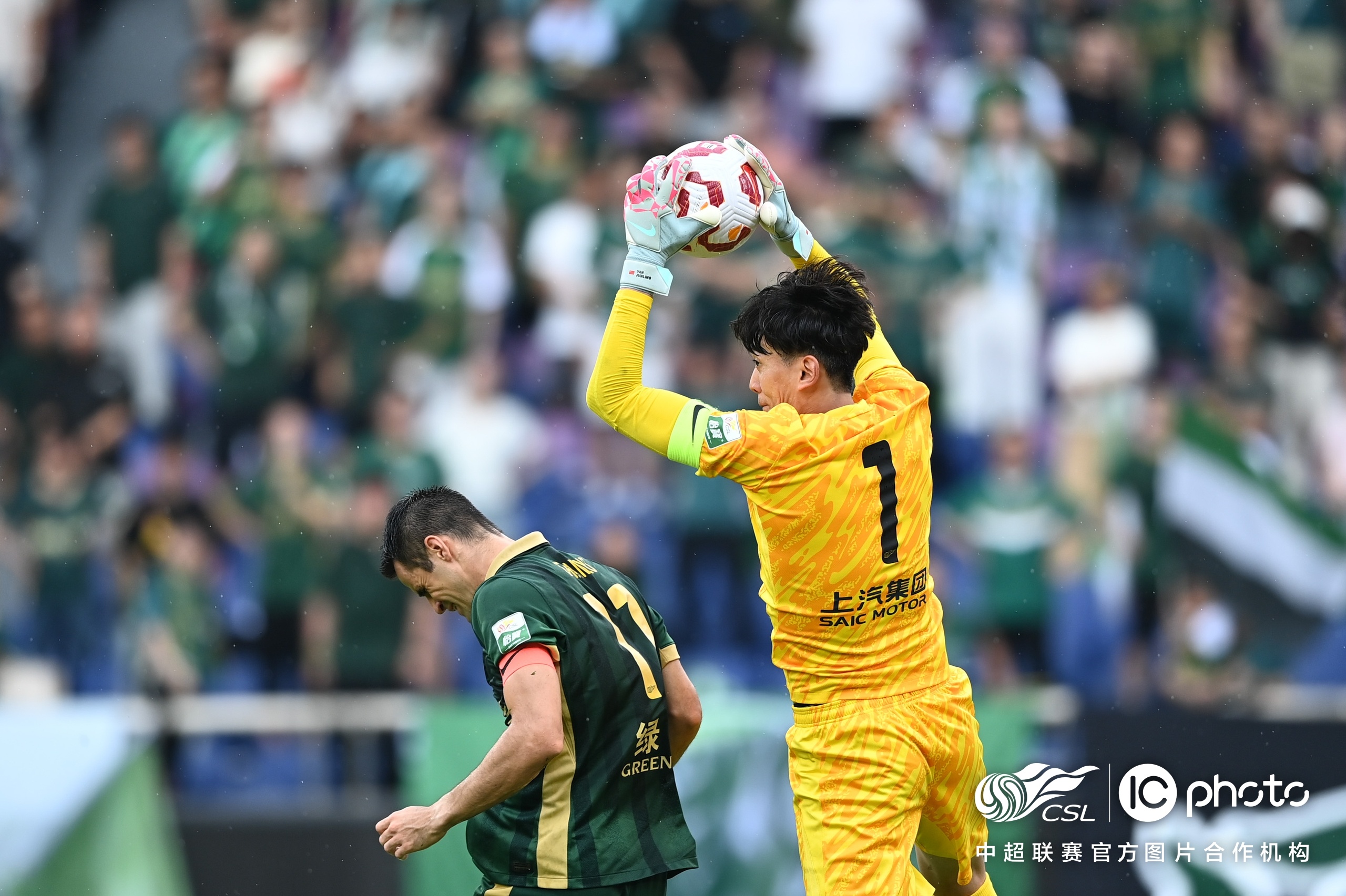 上海海港迎西甲关键赛,转会期防线松动,震撼外界,更衣室氛围转暖的简单介绍 上海海港迎西甲关键赛,转会期防线松动,震撼外界,更衣室氛围转暖的简单介绍