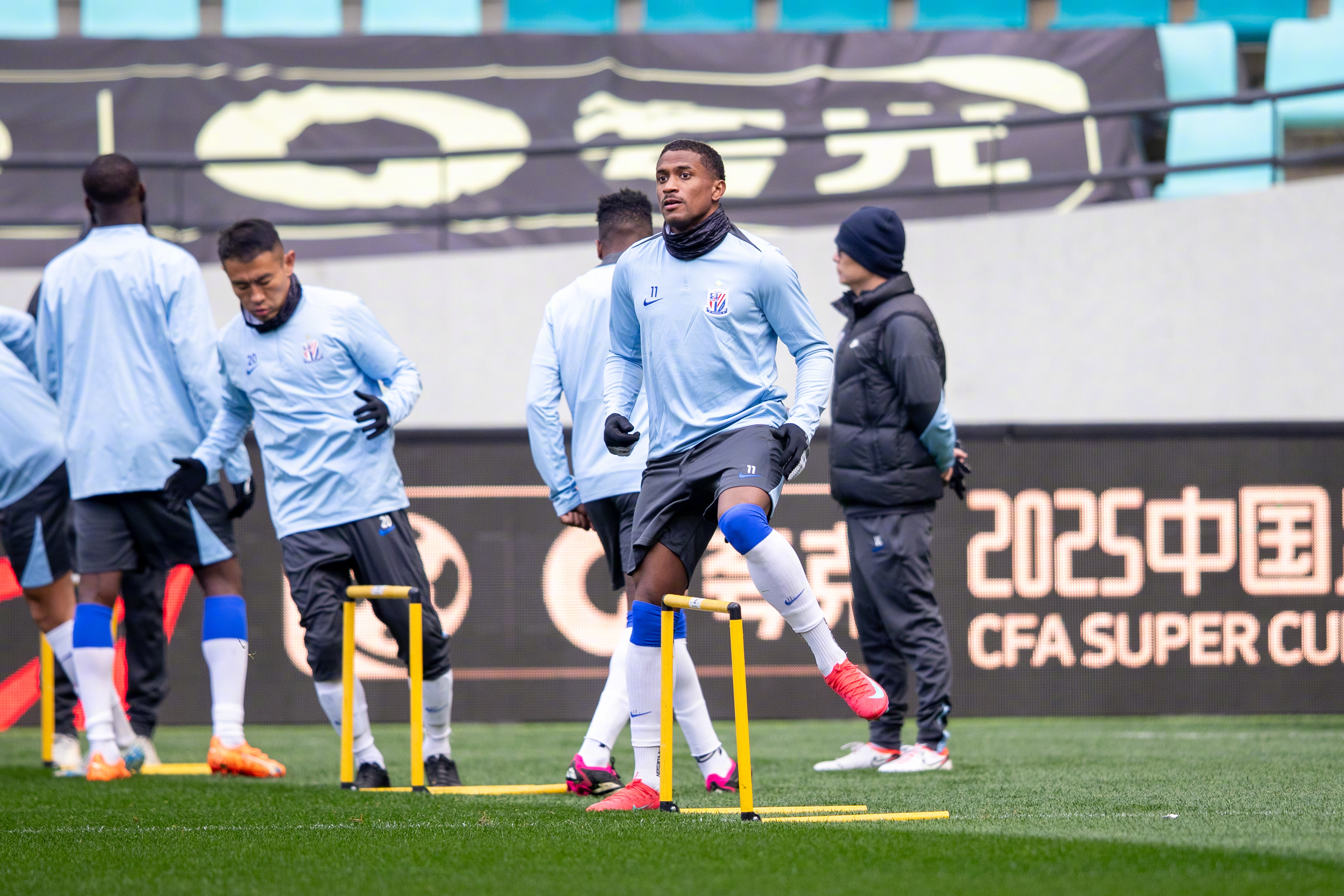 欧超杯集结日再迎强敌;上海海港队长鼓劲;主帅态度:更衣室稳定;轮换策略成焦点的简单介绍 欧超杯集结日再迎强敌;上海海港队长鼓劲;主帅态度:更衣室稳定;轮换策略成焦点的简单介绍