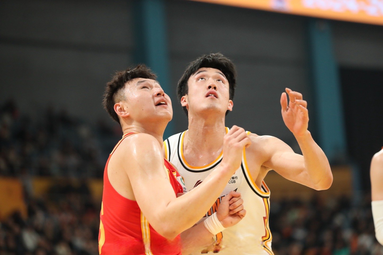 包含冲刺阶段广厦男篮备战欧篮联；战术微调细节曝光；质疑声仍在；团队化学反应显著的词条