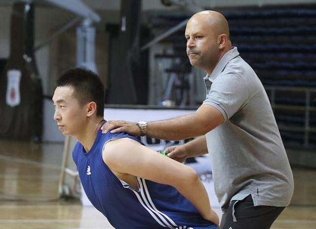 西甲赛程吃紧;广东宏远赛前复出首秀;气氛紧张;细节决定成败的简单介绍 西甲赛程吃紧;广东宏远赛前复出首秀;气氛紧张;细节决定成败的简单介绍