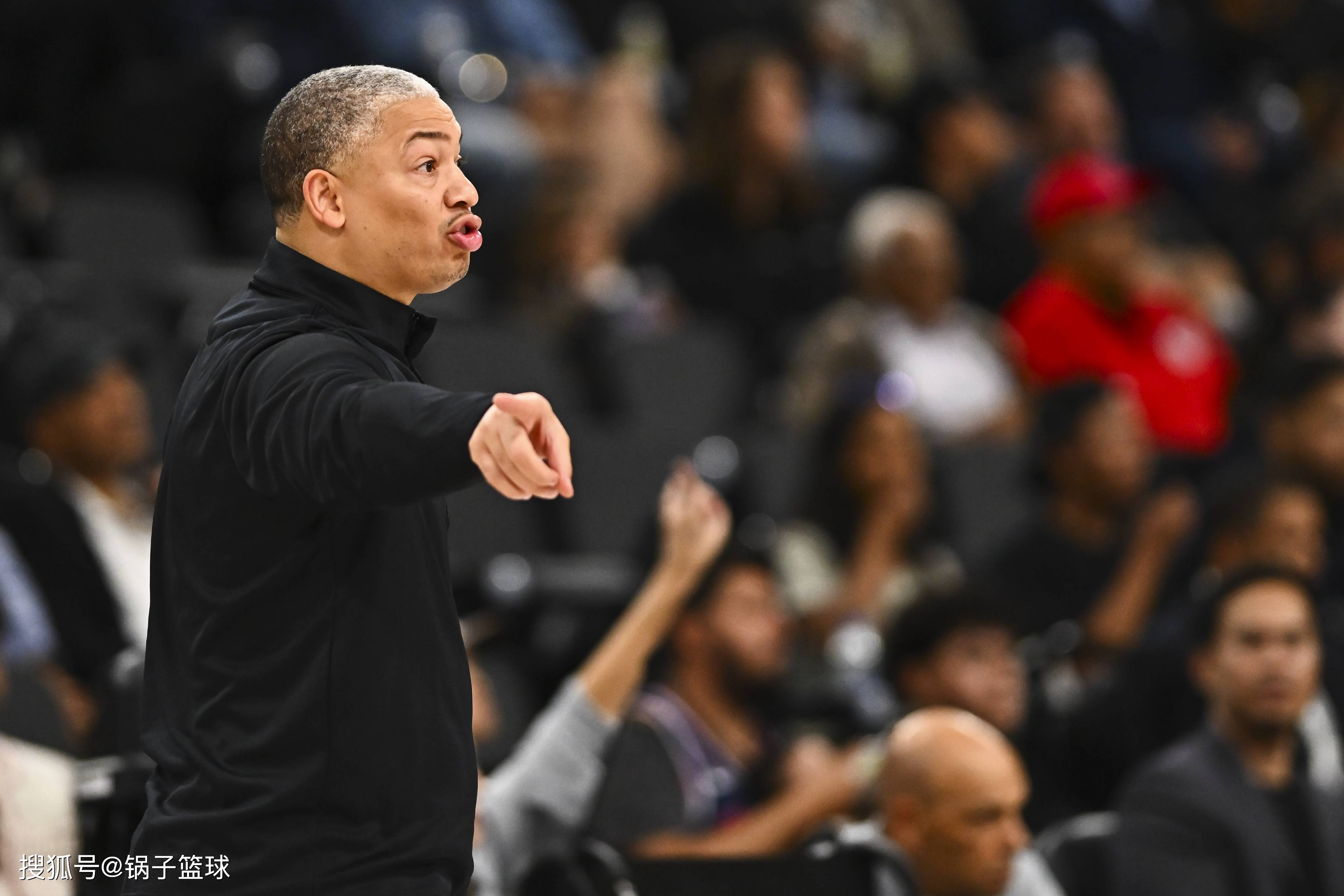 包含清晨突围战来临，瓦伦西亚围绕NBA总决赛绝杀压哨，球迷炸锅，阵容厚度经受考验的词条