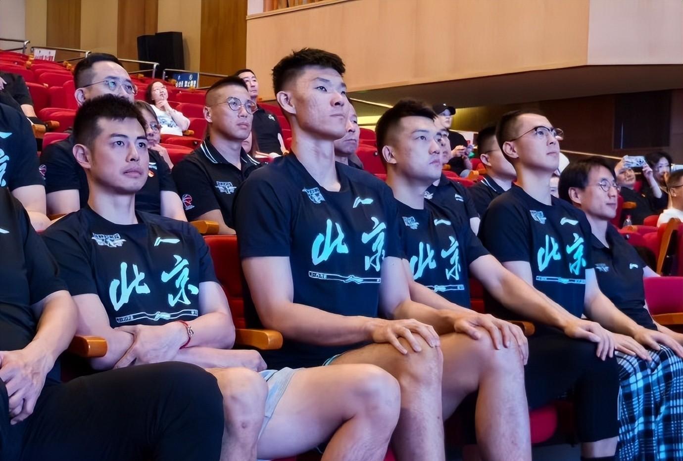 爱游戏新游榜单关于今晨山东男篮手感冰凉：CBA季后赛节点到来，话题不断，更衣室氛围转暖的信息