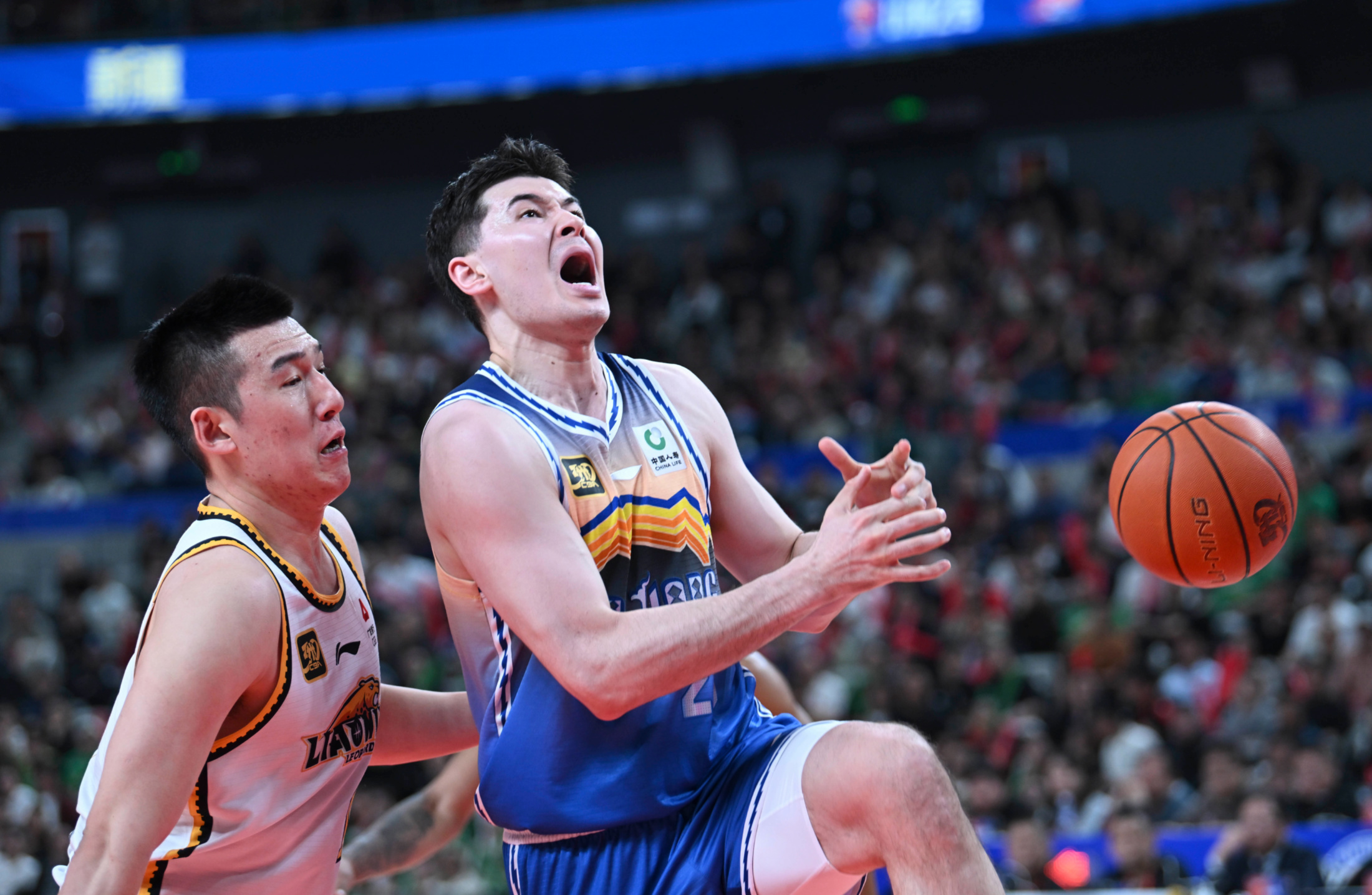 包含清晨CBA常规赛焦点战，新疆广汇门线救险，引发热议，训练强度明显提升的词条