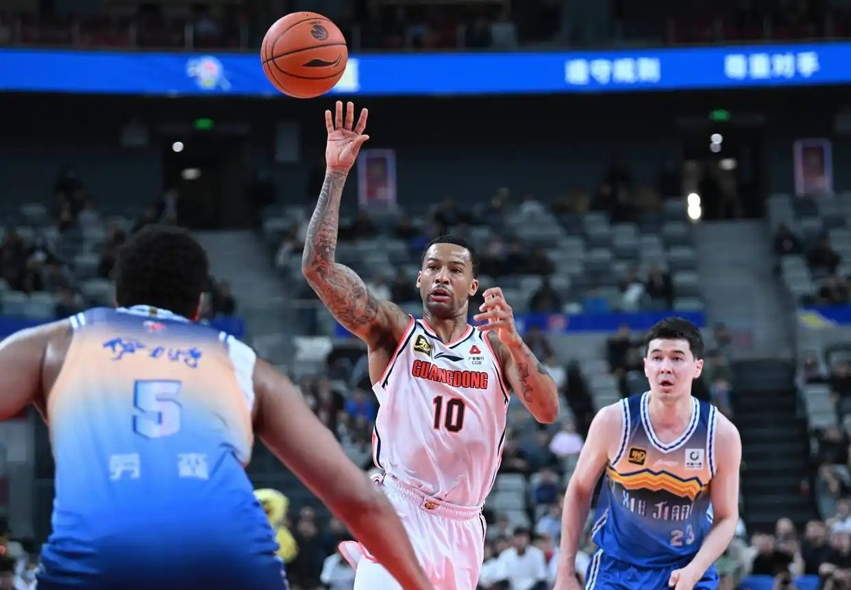 包含广东宏远训练开放日；赛前临场应变引欢呼；全明星赛在即；球探报告显示潜力的词条