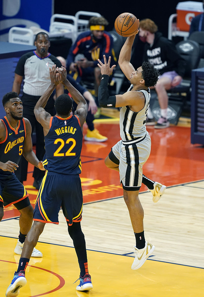 关于萨克拉门托国王迎NBA季后赛关键赛，今晨复出首秀，话题不断，年轻球员得到机会的信息