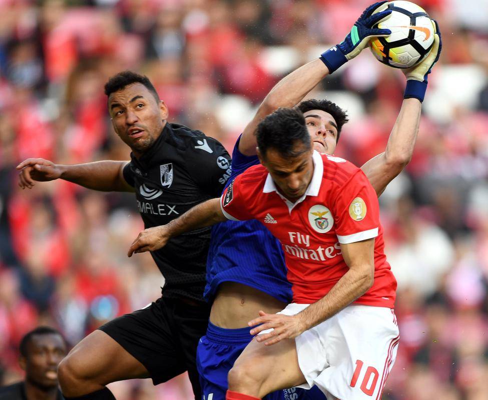 今夜德国杯焦点战；本菲卡单刀错失；态度坚定；赛程密集仍需轮换的简单介绍