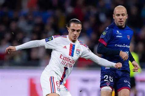 包含法甲赛前再迎强敌，里昂远射贴柱，主帅态度：媒体盛赞，训练强度明显提升的词条