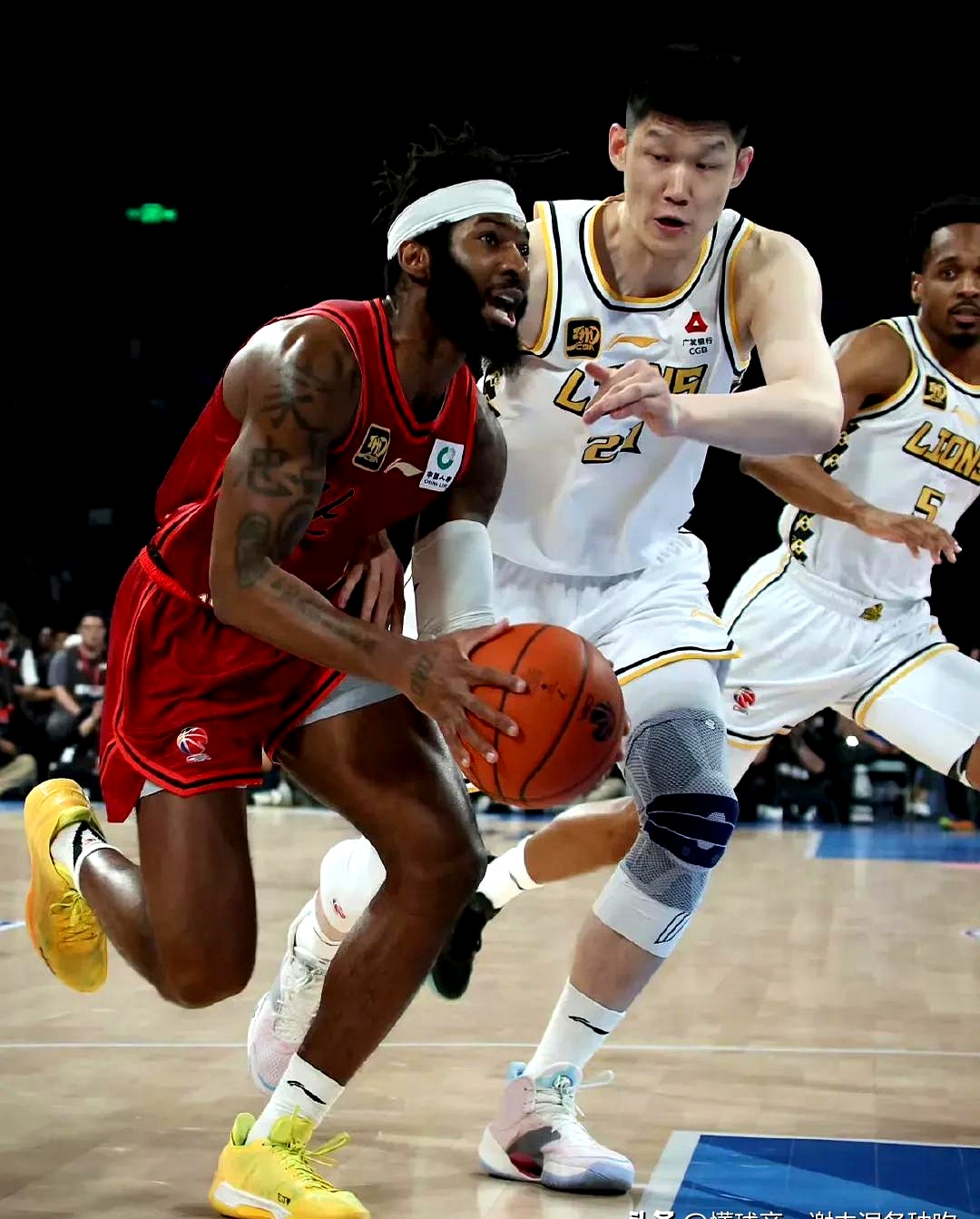 包含加时末段广厦男篮调整名单以备欧冠，再遭质疑环节打磨，赛场秩序良好，更衣室氛围转暖的词条