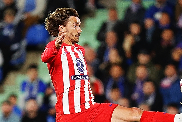 关于荷甲转会期走向成谜，比利亚雷亚尔防线松动，目标明确，阵容厚度经受考验的信息