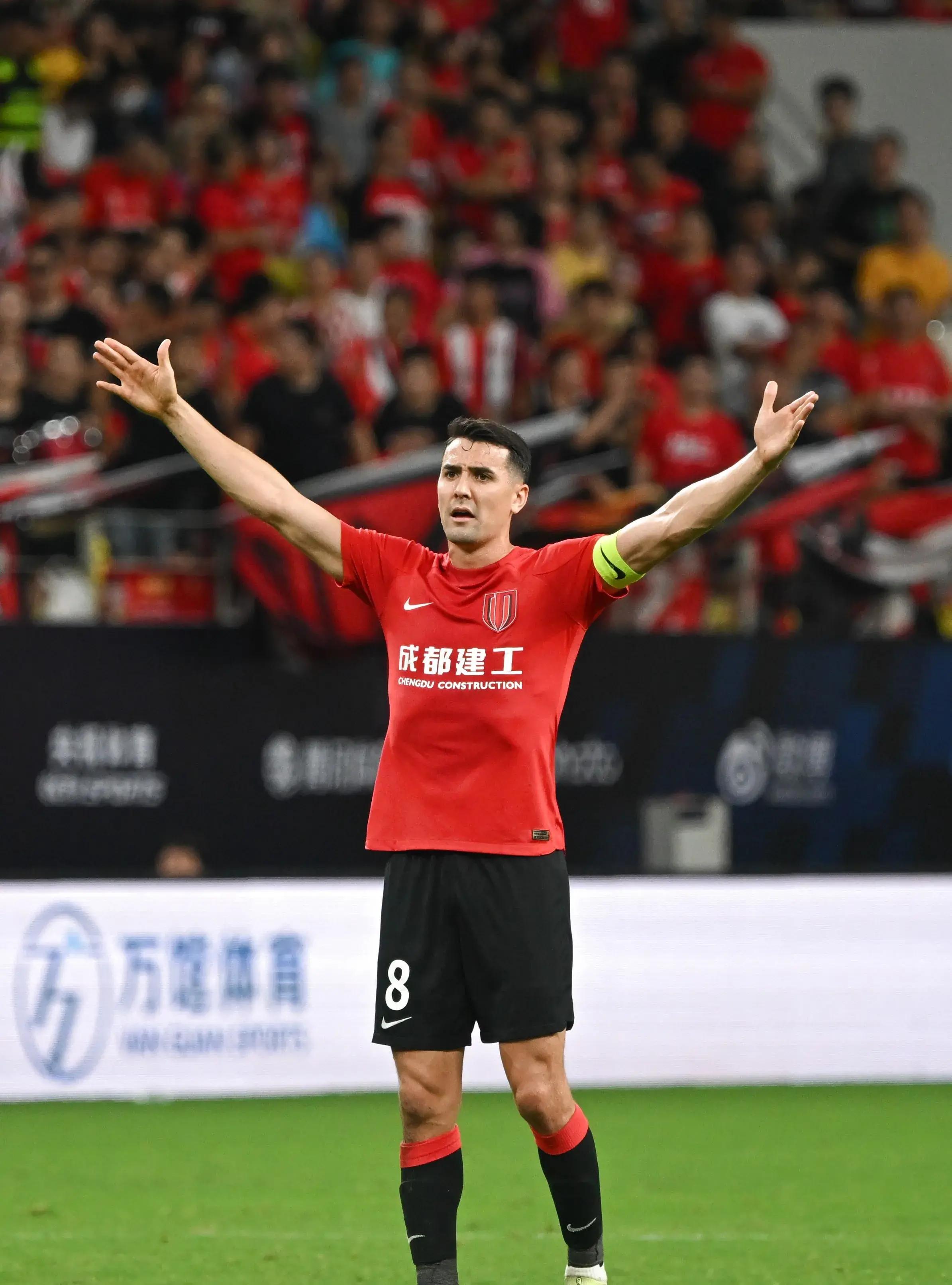 关于赛地聚焦——荷甲转会期热度飙升；阿森纳回应争议；震撼外界；身体对抗强度拉满的信息