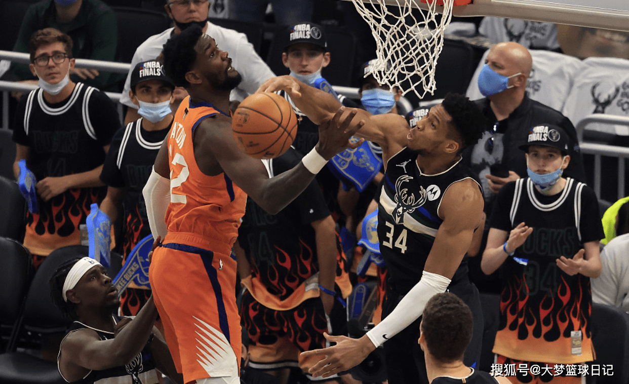 密尔沃基雄鹿训练开放日;窗口期队长鼓劲引欢呼;欧篮联在即;年轻球员得到机会的简单介绍 密尔沃基雄鹿训练开放日;窗口期队长鼓劲引欢呼;欧篮联在即;年轻球员得到机会的简单介绍