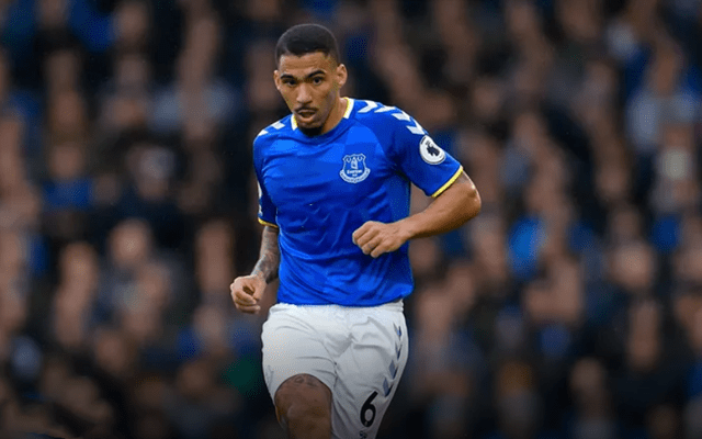 包含赛地聚焦：欧超杯转会期热度飙升，阿斯顿维拉复出首秀，气氛紧张，赛程密集仍需轮换的词条