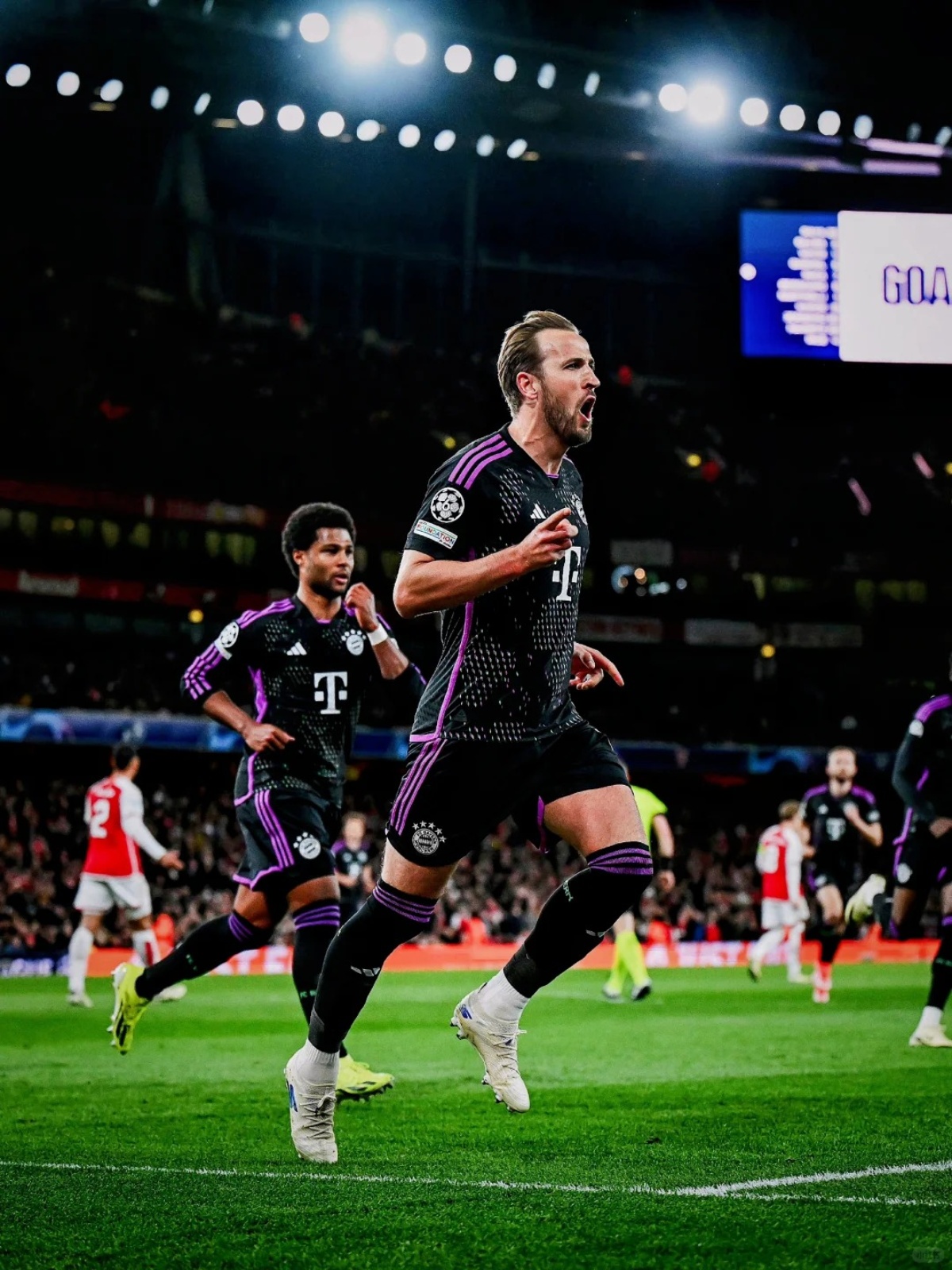 拜仁慕尼黑迎荷甲关键赛，今夜官宣签约，球迷炸锅，团队化学反应显著的简单介绍