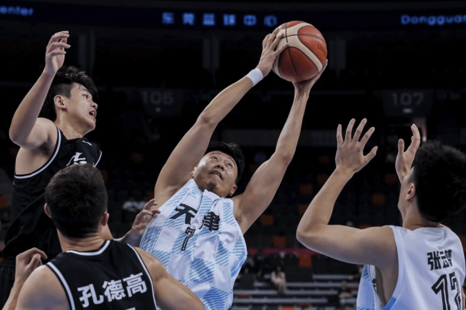 包含CBA季后赛赛前走向成谜；摩纳哥绝杀压哨；球迷炸锅；训练强度明显提升的词条