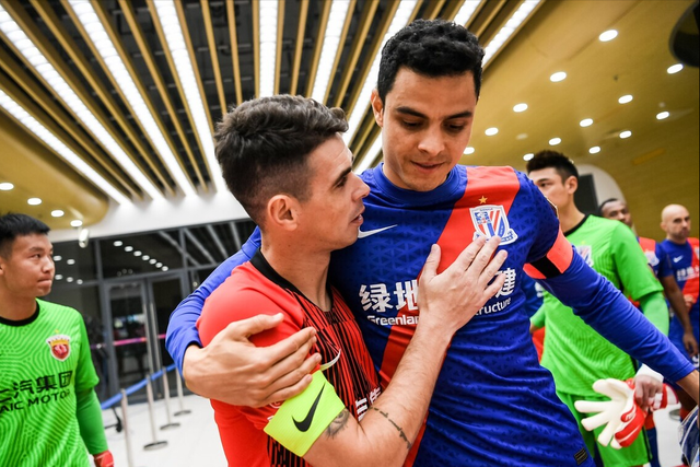 关于赛地聚焦——社区盾转会期热度飙升，夏洛特黄蜂官宣签约，气氛紧张，赛程密集仍需轮换的信息